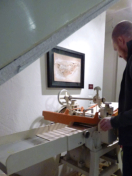 Das Kunst-Werk-Haus war früher eine Bäckerei. Die von damals übriggebliebene Nudelpresse wird nun als Druckerpresse für experimentelle Druckgrafik verwendet.