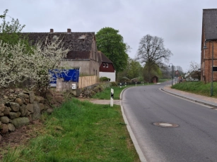 das graue Haus links